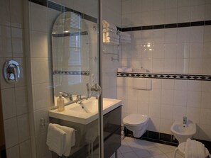 Bruser, hårtørrer, bidet, håndklæder