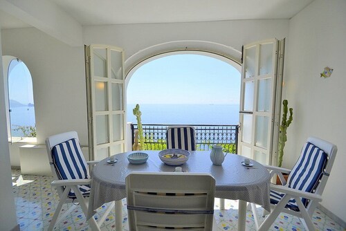 Casa Giasone: A characteristic and welcoming apartment that is part of a villa built sheer above the sea and with direct access to the sea, with Free WI-FI.