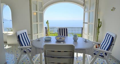 Casa Giasone: A characteristic and welcoming apartment that is part of a villa built sheer above the sea and with direct access to the sea, with Free WI-FI.