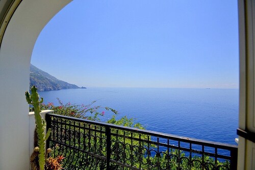 Casa Giasone: A characteristic and welcoming apartment that is part of a villa built sheer above the sea and with direct access to the sea, with Free WI-FI.