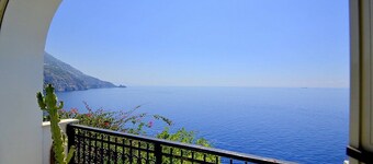 Casa Giasone: A characteristic and welcoming apartment that is part of a villa built sheer above the sea and with direct access to the sea, with Free WI-FI.