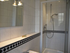 Bruser, hårtørrer, bidet, håndklæder