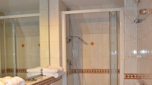 A bathroom with a sink, toilet, and shower. - Wohnung Nr. 5 Sonnenrose 56 qm mit einem Schlafzimmer, zwei Bäder und Südbalkon (Bad Reichenhall)