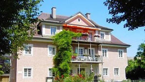 A two-story building with a balcony on the upper floor. - Wohnung Nr. 5 Sonnenrose 56 qm mit einem Schlafzimmer, zwei Bäder und Südbalkon (Bad Reichenhall)