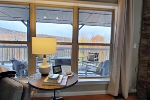Fernseher, Kamin, Tischfußball, Bücher