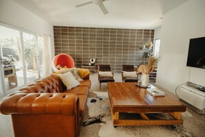 Smart TV, DVD player, books - Gorgeous 5 bedroom beach house. Dog/Kid Friendly. (Marcoola)