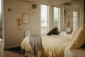 5 bedrooms, desk, iron/ironing board, travel crib