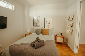 5 bedrooms, desk, iron/ironing board, travel cot - Gorgeous 5 bedroom beach house. Dog/Kid Friendly. (Marcoola)