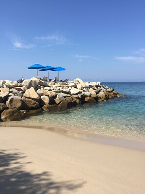 På stranden, solstolar och strandhanddukar