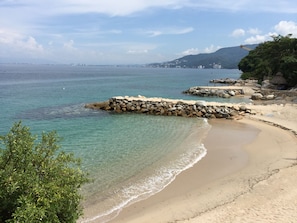 Sur la plage, chaise longue, serviettes de plage