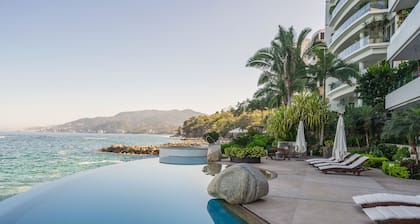Luxury Condo on a private and beautiful swimmable Beach, Hight cleaning st.