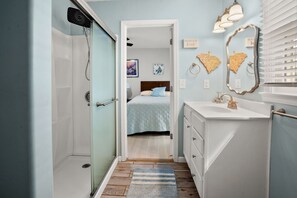 Combined shower/tub, towels