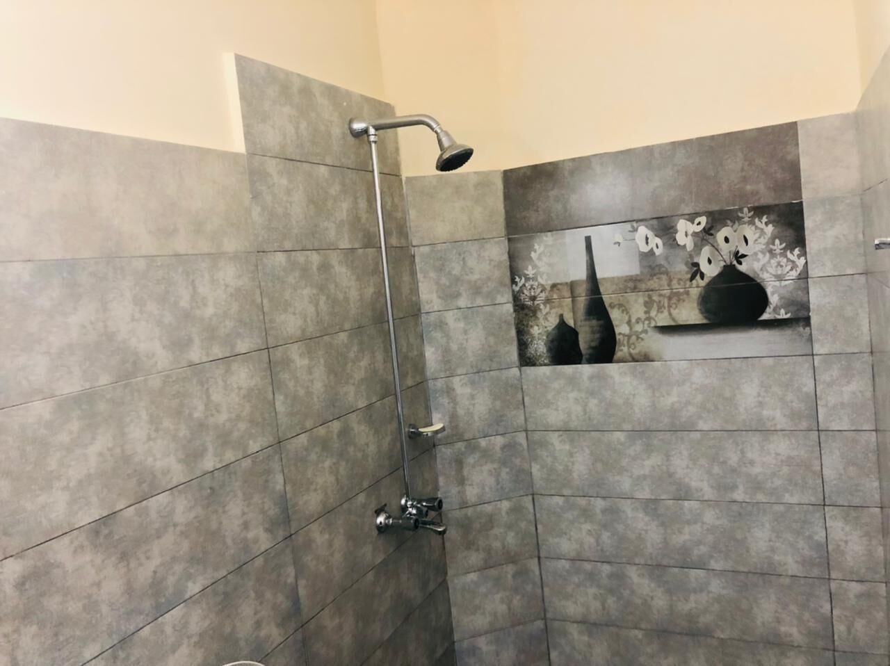 Familiekamer | Badkamer | Een aparte badkuip en douche, gratis toiletartikelen, pantoffels