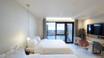 Familieværelse til 3 personer | Individuelt design, individuel indretning, skrivebord