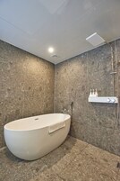 Kamar Twin Deluks | Didekorasi berbeda-beda dan dilengkapi dengan perabotan berbeda-beda