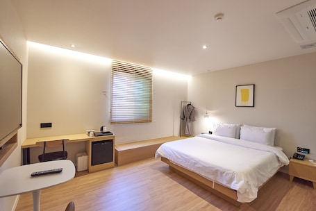 Deluxe Double Room | Individually decorated, individually furnished, desk, laptop workspace