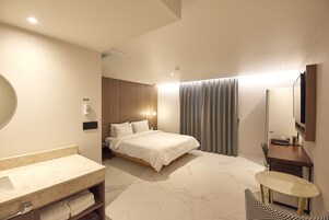 디럭스 더블룸 | 각각 다른 스타일의 인테리어, 각각 다르게 가구 비치, 책상, 노트북 작업 공간