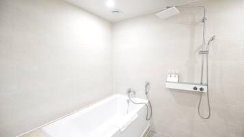 Habitació doble Deluxe | Bany | Banyera i dutxa independents i articles de tocador gratuïts