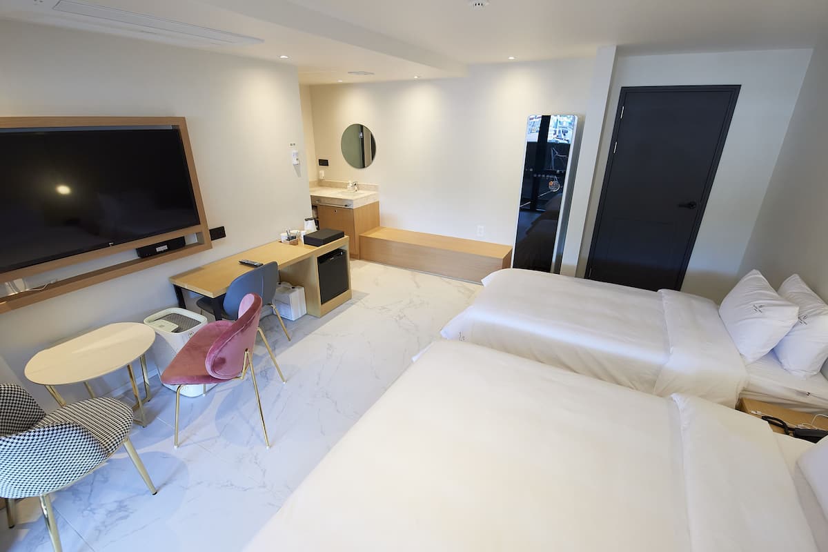 Family Triple Room | Individually decorated, individually furnished, desk, laptop workspace