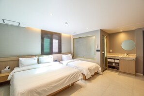 Habitació amb dos llits individuals Deluxe | Decoració individual, mobiliari individual i escriptori 