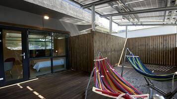 Habitación triple familiar | Decoración personalizada, muebles diferentes y escritorio