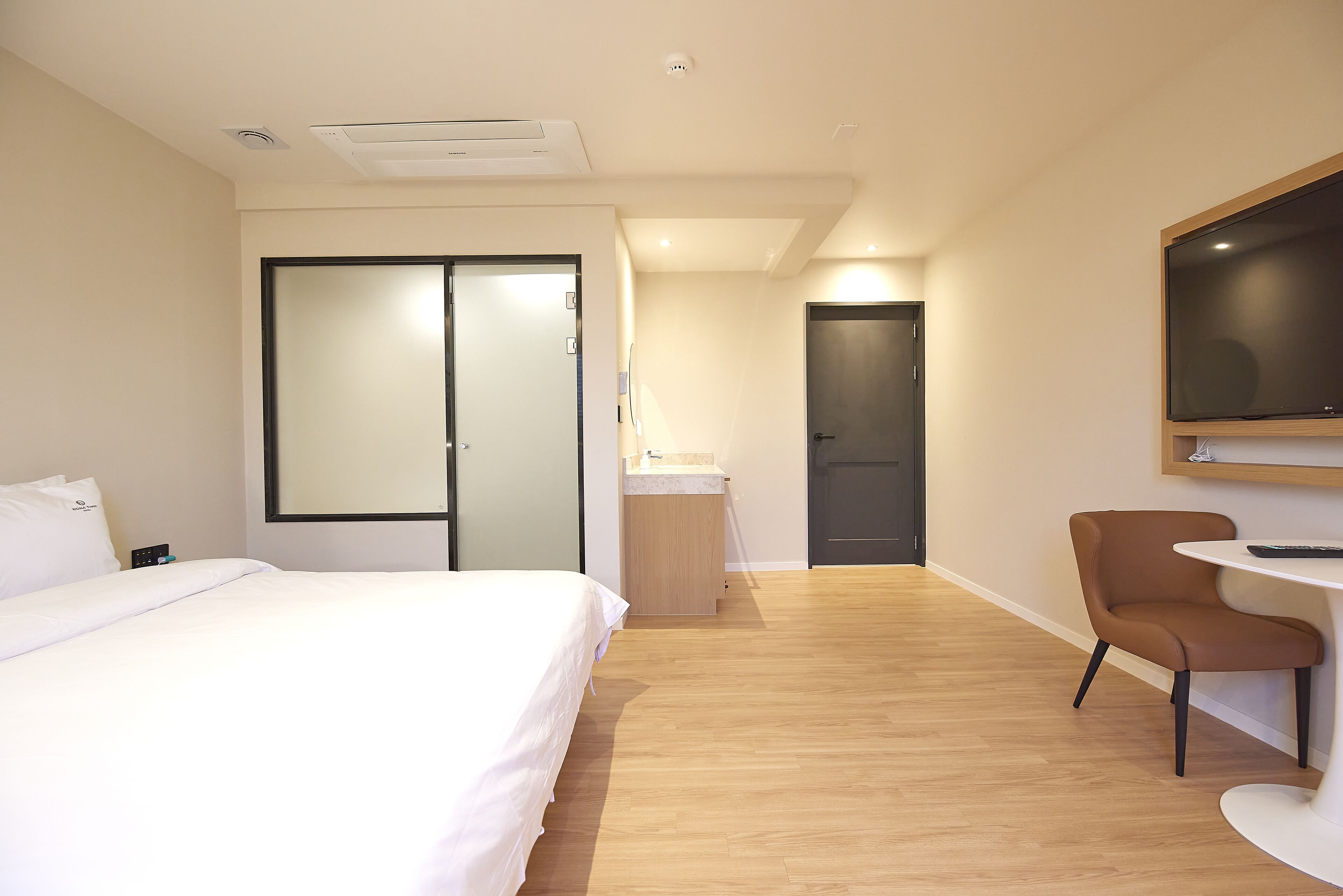 deluxe double room | individually decorated, individually furnished, desk, laptop workspace