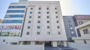 Vista frontal de la propiedad