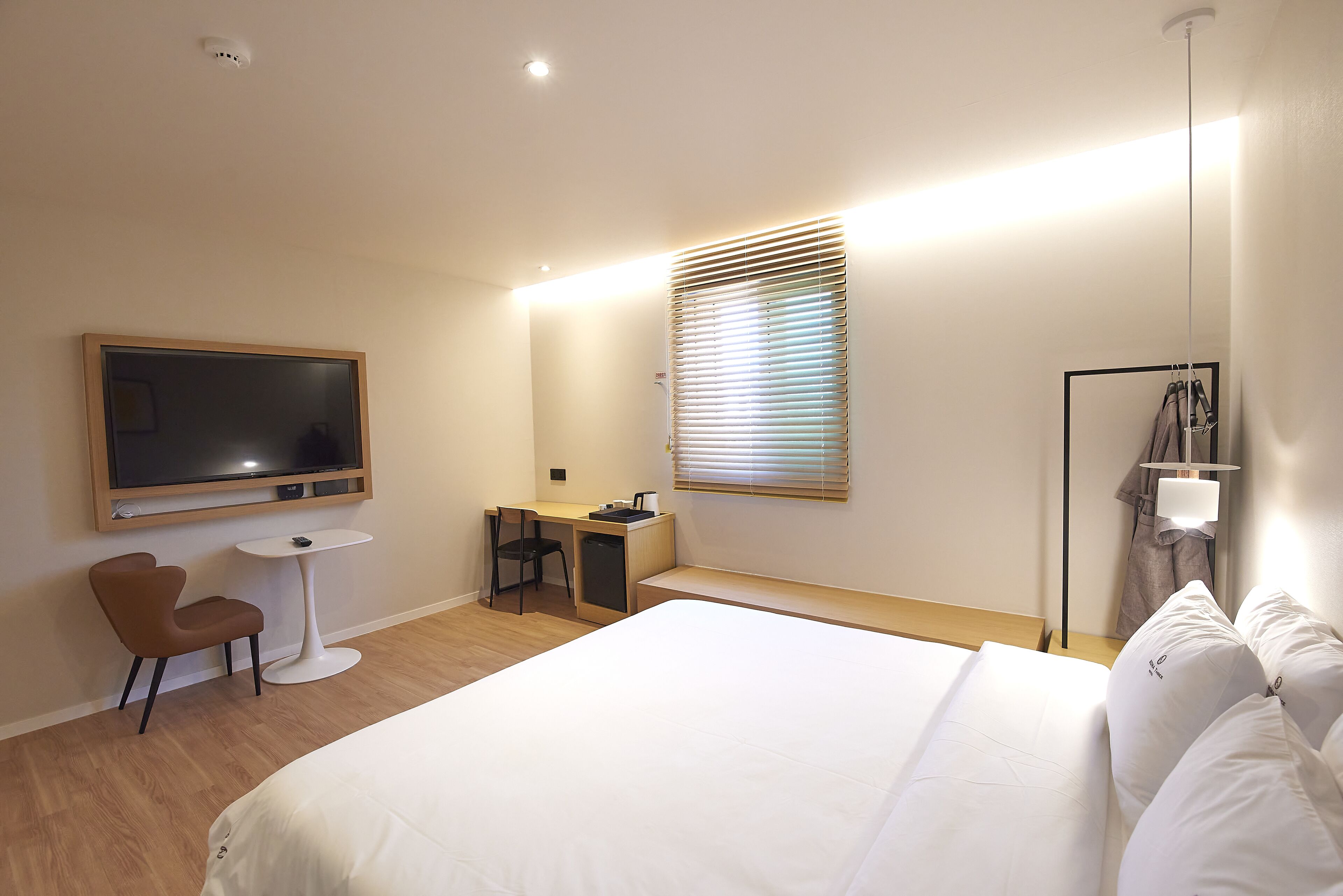 deluxe double room | individually decorated, individually furnished, desk, laptop workspace