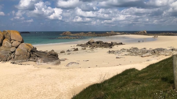 A beach with large rocks, a sandy shore, and a cloudy sky. - Le Petit Pingouin, sleeps 6, sea and beach 300 metres away (Cléder)