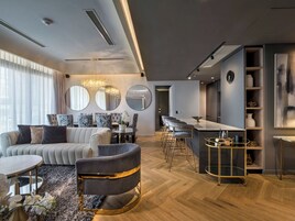 Executive Suite | Living area