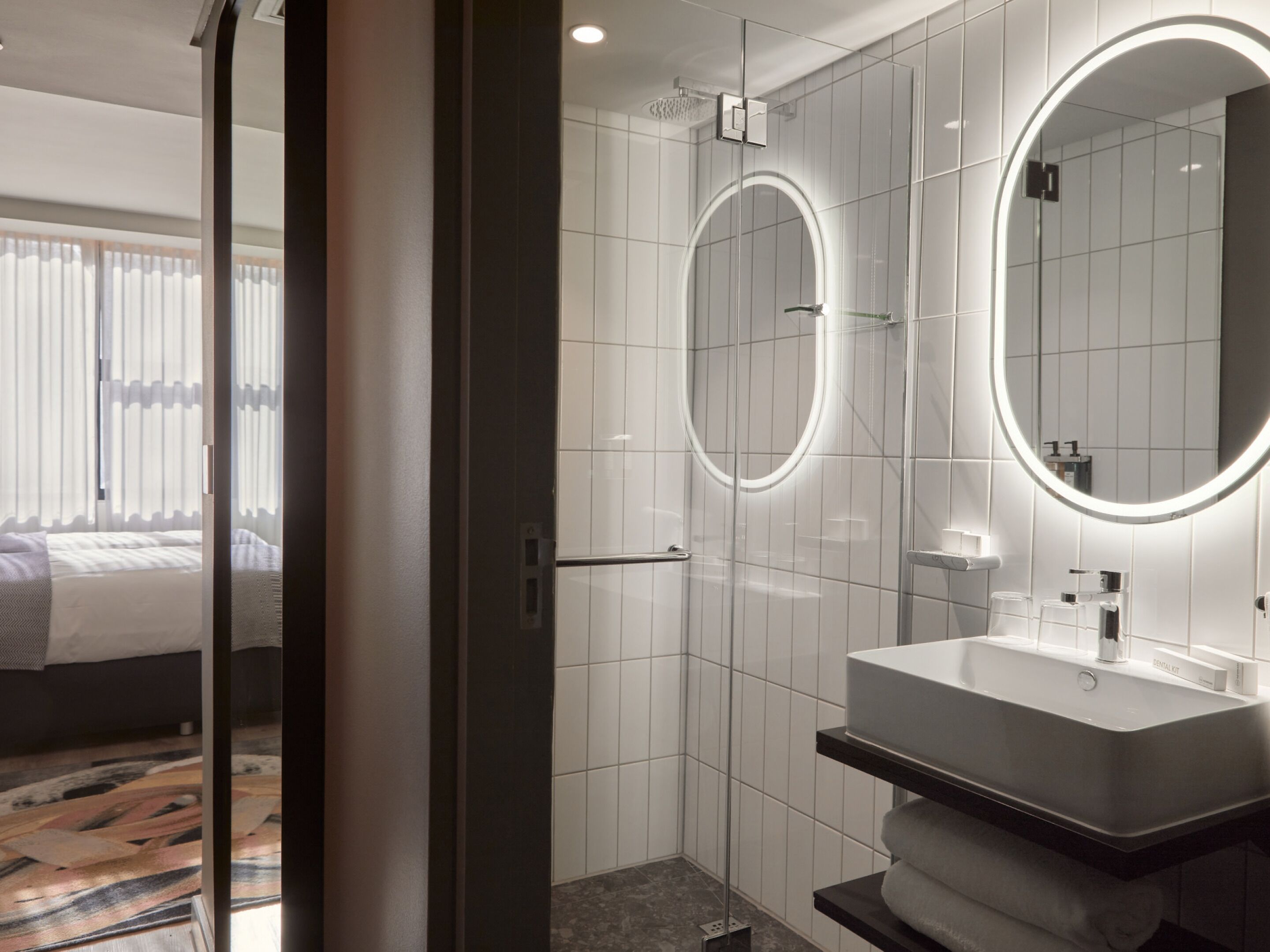 Standaard tweepersoonskamer, uitzicht op binnenplaats | Badkamer | Gratis toiletartikelen, een haardroger, badjassen, handdoeken