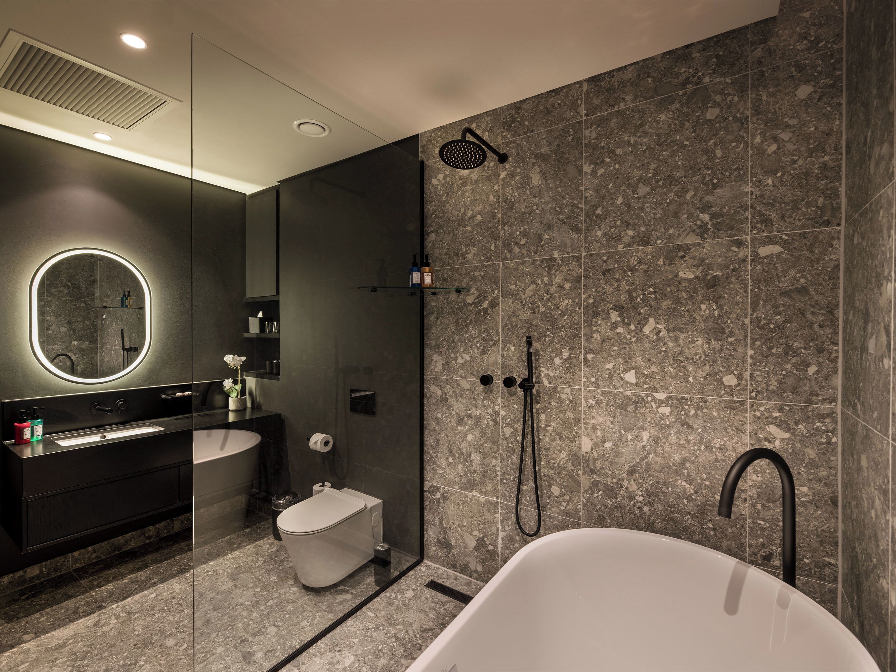 Executive Suite | Bathroom | Free toiletries, hair dryer, bathrobes, towels