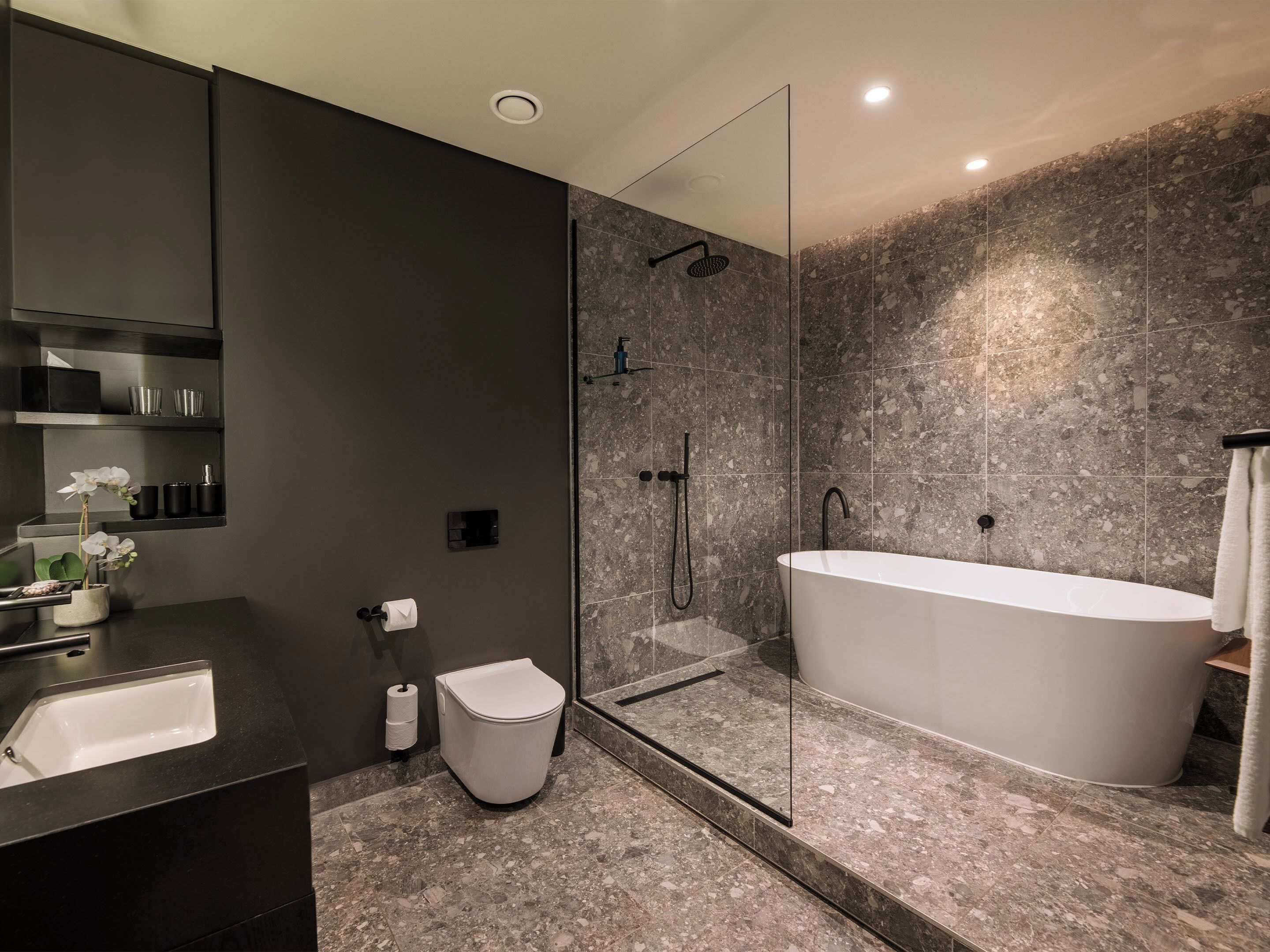 Executive Suite | Bathroom | Free toiletries, hair dryer, bathrobes, towels