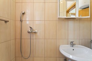 Shower, towels - Home Near Red Lake in Ricice (Imotski - Ričice)