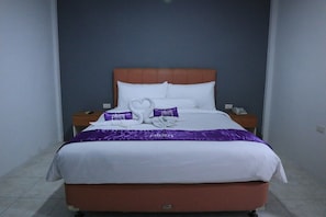 Habitación doble superior, 1 cama Queen size, para no fumadores, vista al jardín | Escritorio, tabla de planchar con plancha, wifi gratis y ropa de cama 