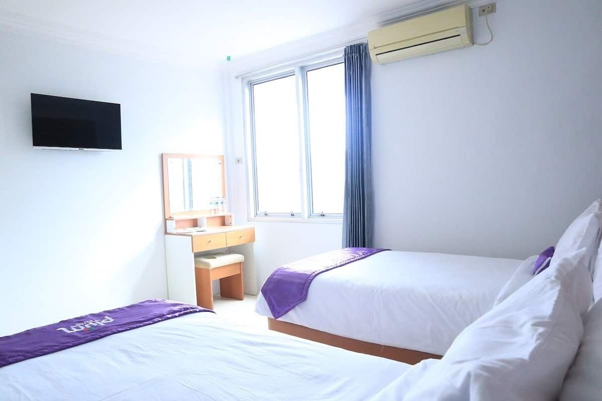 Escritorio, tabla de planchar con plancha, wifi gratis y ropa de cama