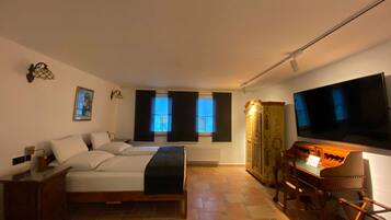 1 bedroom, desk, WiFi, bed sheets