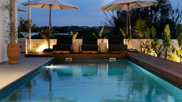 Kolam renang outdoor, dengan payung kolam renang dan kursi berjemur