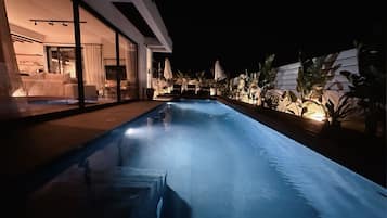 Kolam renang outdoor, dengan payung kolam renang dan kursi berjemur