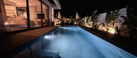 Außenpool, Sonnenschirme, Liegestühle