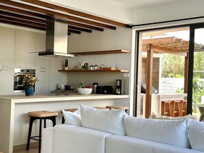 Private kitchen - Lora Pearl Luxury Villa By Louis Hotels (Paralimni)