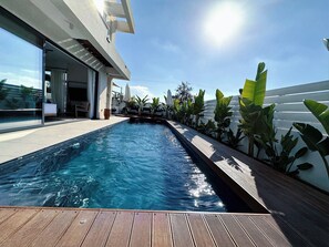 Outdoor pool, pool umbrellas, pool loungers - Lora Pearl Luxury Villa By Louis Hotels (Paralimni)