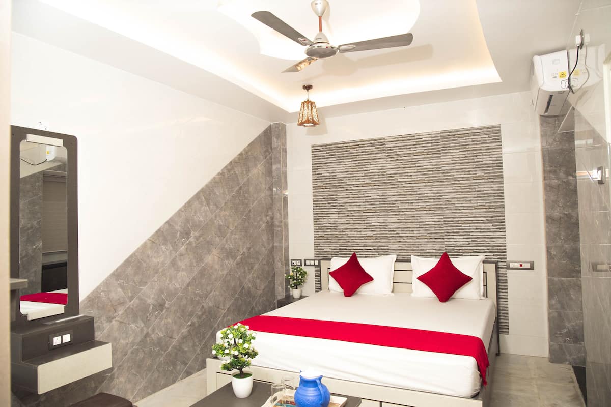 Deluxe Double Room (AC)