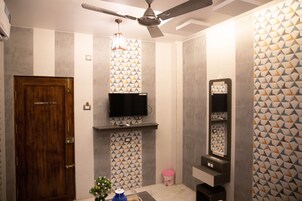 Muebles diferentes, wifi gratis y ropa de cama 