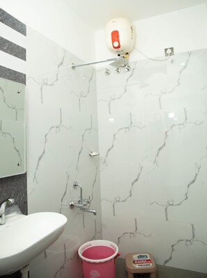 Habitació doble Deluxe (AC) | Bany | Dutxa, articles de tocador gratuïts, tovalloles i sabó 