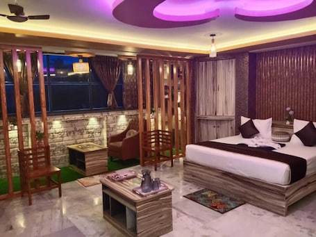 Muebles diferentes, wifi gratis y ropa de cama