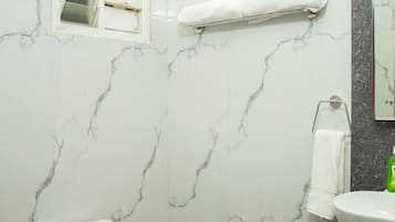 Regadera, amenidades de baño gratuitas, toallas, jabón