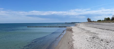 Vlak bij het strand, ligstoelen