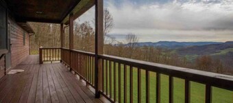 Ranch Home w/ Rolling Hill Views & Hot Tub