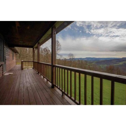 Ranch Home w/ Rolling Hill Views & Hot Tub